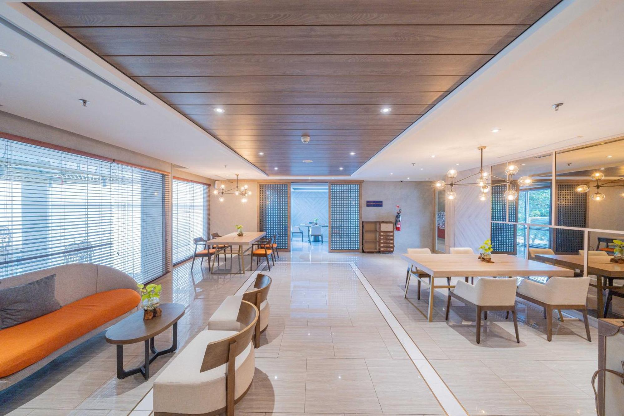Harris Suites Puri Mansion Джакарта Экстерьер фото