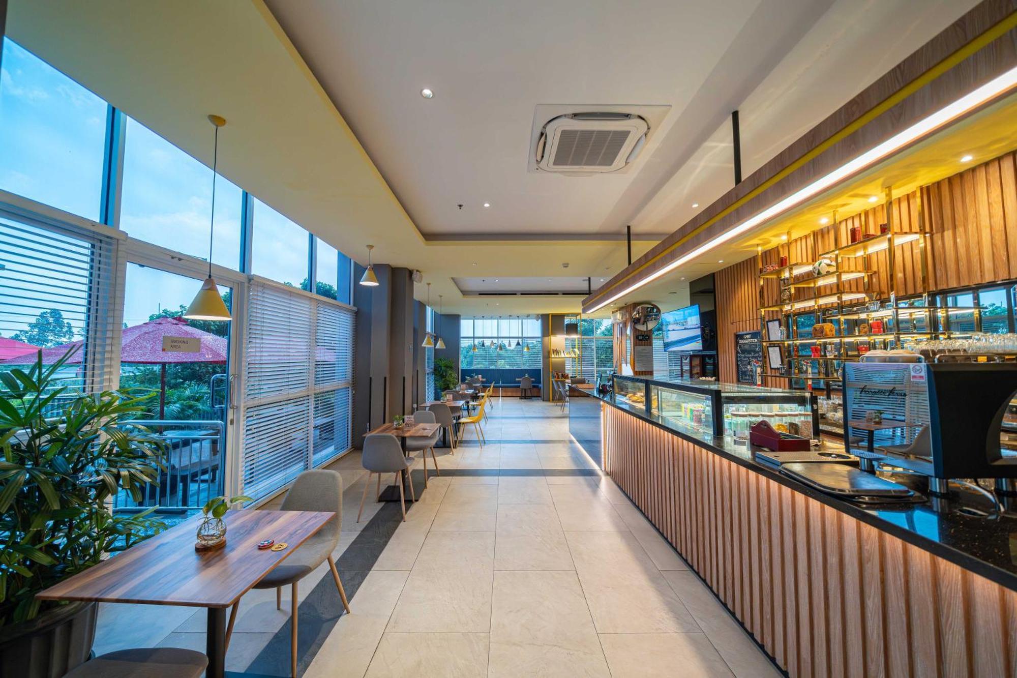 Harris Suites Puri Mansion Джакарта Экстерьер фото